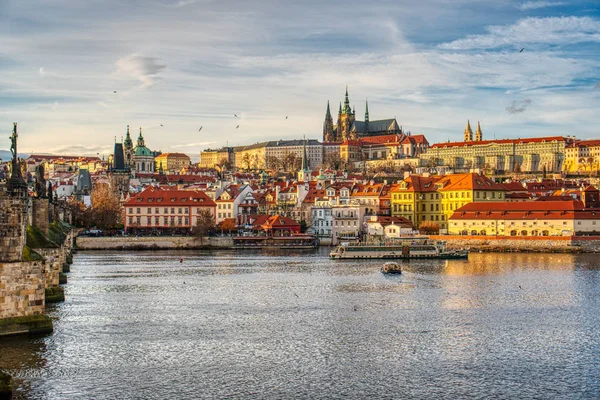 Pięknie oświetlona Mala Strana z Mostem Karola o zachodzie słońca, Praga — Zdjęcie stockowe