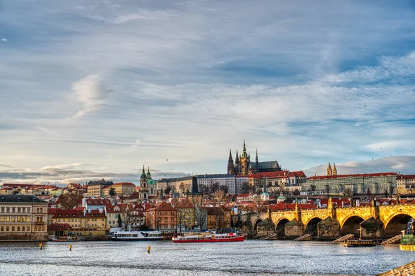 Bellamente iluminado Mala Strana con el Puente de Carlos al atardecer, Praga —  Fotos de Stock