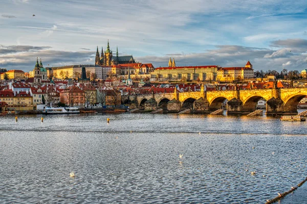 Bellamente iluminado Mala Strana con el Puente de Carlos al atardecer, Praga —  Fotos de Stock