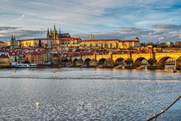 Bellamente iluminado Mala Strana con el Puente de Carlos al atardecer, Praga —  Fotos de Stock