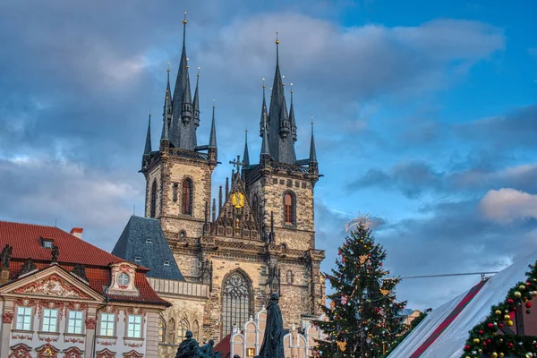 Vánoční stromek s Týnskou katedrálou na Staroměstském náměstí, Praha — Stock fotografie