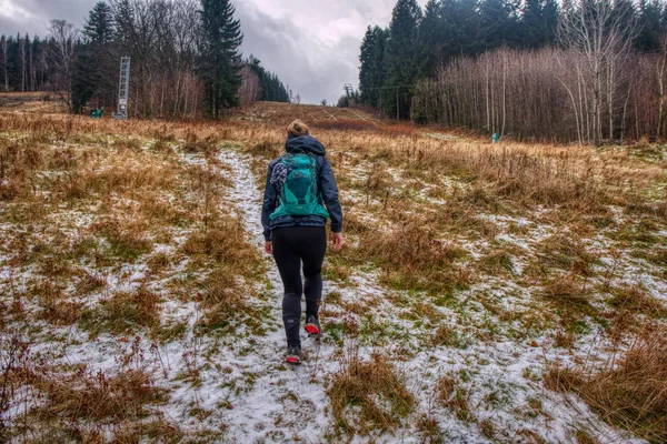 Wandelaar wandelen langs het pad in de winter in de bergen — Stockfoto