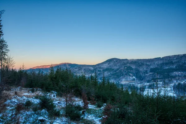 A menudo las colinas cubiertas de nieve en las montañas, beskydy checa — Foto de Stock