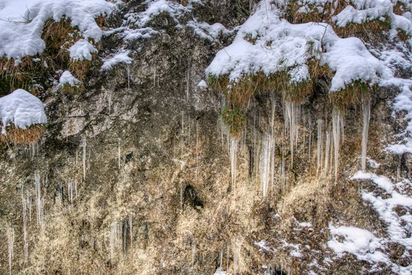 Grandes estalactitas con hielo en las montañas en una roca, Eslovaquia mala fatra — Foto de Stock