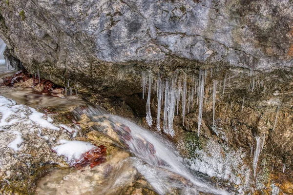 Grandes estalactitas con hielo en las montañas en una roca, Eslovaquia mala fatra — Foto de Stock