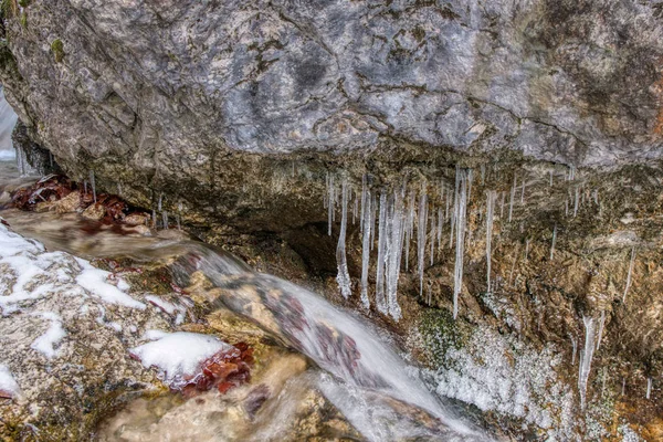 Grandes estalactitas con hielo en las montañas en una roca, Eslovaquia mala fatra — Foto de Stock