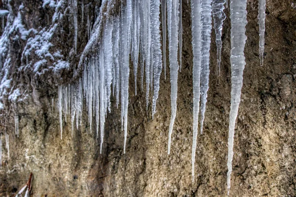 Nagy stalactiták jéggel a hegyekben egy sziklán, Slovakia mala fatra — Stock Fotó