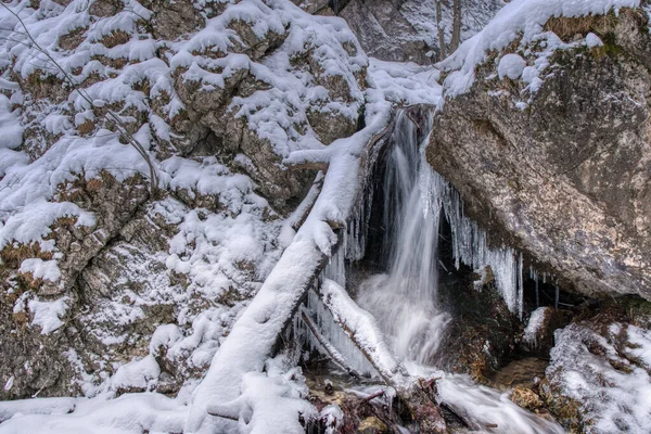 Paisagem de inverno no vale das montanhas com um belo riacho e neve ao redor, Eslováquia Mala Fatra, Janosik Buracos — Fotografia de Stock
