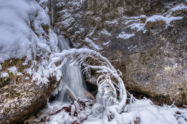 Зимний пейзаж в долине гор с красивым ручьем и снегом вокруг, Словакия Мала Фатра, Яносик Дыры — стоковое фото