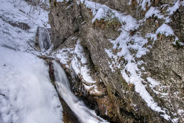 Paisaje invernal en el valle de las montañas con un hermoso arroyo y nieve alrededor, Slovakia Mala Fatra, Janosik Holes — Foto de Stock