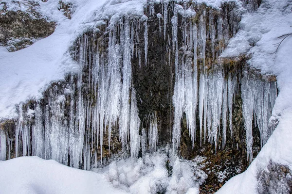 Estalactites grandes com gelo nas montanhas em uma rocha, slovakia mala fatraEstalactites grandes com gelo nas montanhas em uma rocha — Fotografia de Stock