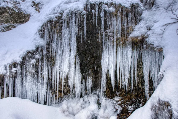 Grandes estalactitas con hielo en las montañas sobre una roca, eslovaquia mala fatraGrandes estalactitas con hielo en las montañas sobre una roca — Foto de Stock