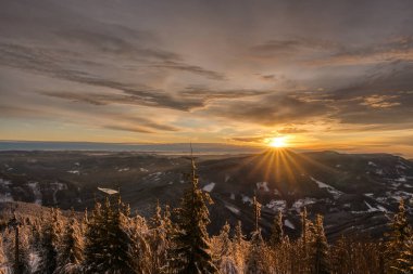 Güneş ışığıyla parlayan muhteşem akşam manzarası. Dramatik kış sahnesi. Doğal park. czech beskydy, Avrupa