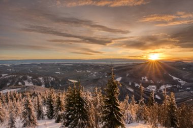 Gün batımlı dağ manzarası, czech lysa hora