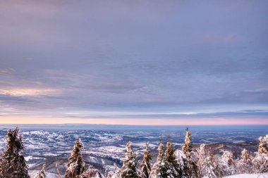Güzel kış manzarası, muhteşem dağ manzarası. Ormanın manzaralı görüntüsü. Kayak merkezinde soğuk bir gün. Avrupa czech, bes