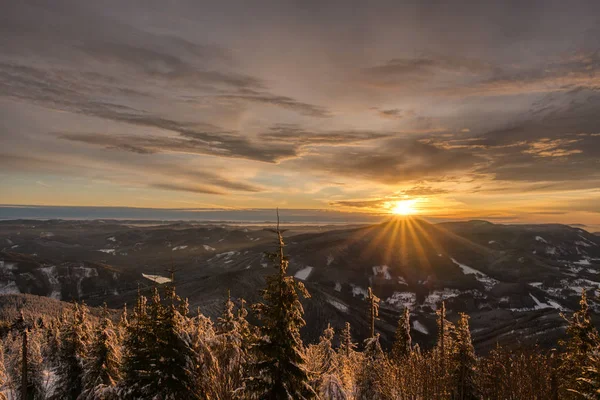 Fantastisch avondlandschap stralend door zonlicht. Dramatische winterse scène. Natuurpark. Tsjechisch beskydy, europa — Stockfoto