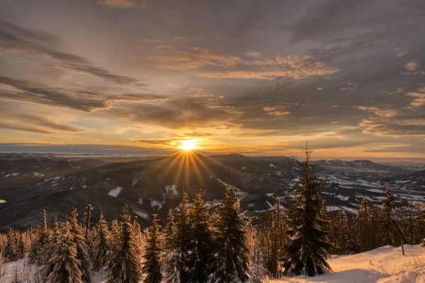 Majestueuze landschap gloeien door zonlicht in de avond. Dramatische en pittoreske winterse scène. Tsjechisch lysa hora — Stockfoto