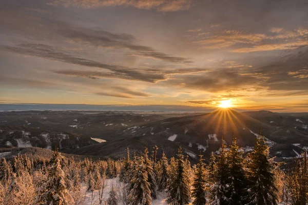 Горный зимний пейзаж с закатом, чех лыса гора — стоковое фото