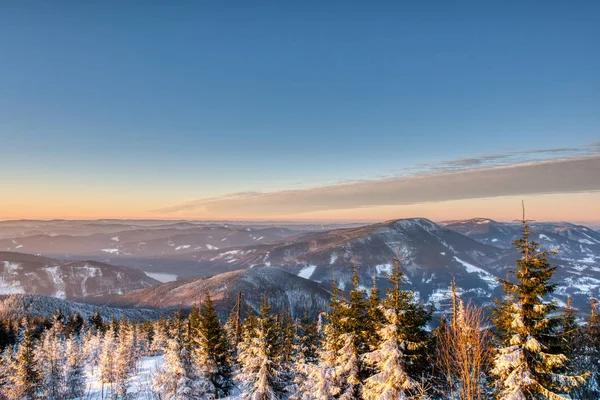 Färgglada vinter soluppgång i bergen. beskydy czech — Stockfoto