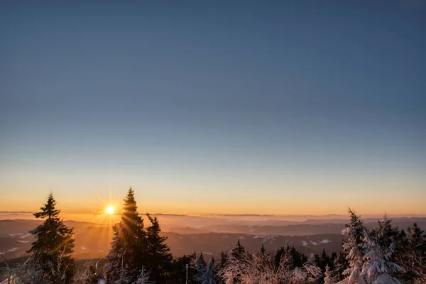 Luz dorada del sol sobre un idílico paisaje de invierno blanco con una pequeña cabaña de madera en el fondo — Foto de Stock