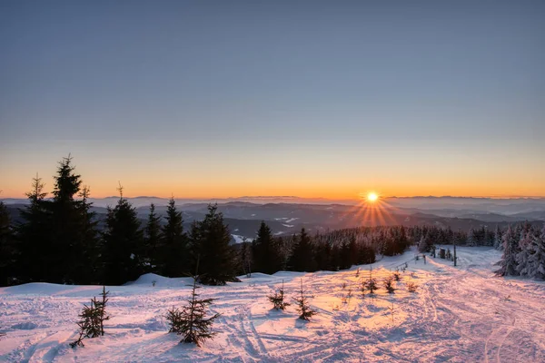 El valle de la montaña en la majestuosa luz roja del amanecer. Mañana fría de invierno . — Foto de Stock