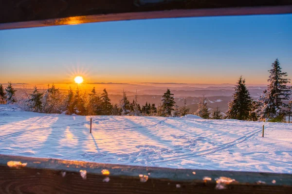 El valle de la montaña en la majestuosa luz roja del amanecer. Mañana fría de invierno. checo beskydy lysa hora — Foto de Stock