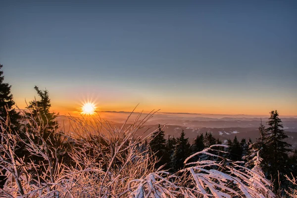 El valle de la montaña en la majestuosa luz roja del amanecer. Mañana fría de invierno. checo beskydy lysa hora — Foto de Stock