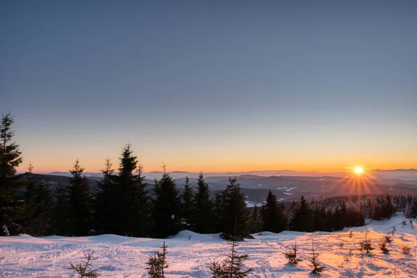 Paisaje invernal con un bosque de montaña. Puesta de sol en el valle de la montaña. checo beskydy — Foto de Stock