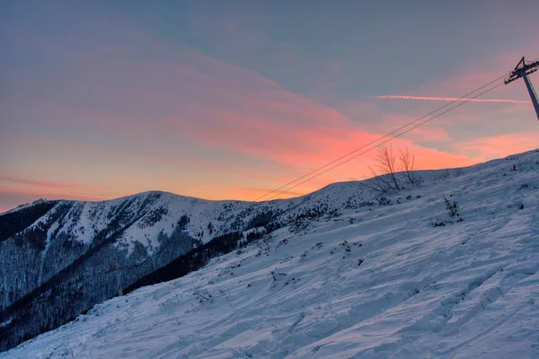 Mglista poranna scena zimowych gór. Niesamowity wschód słońca w Mala Fatra Słowacji — Zdjęcie stockowe
