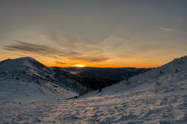 Nebelige Morgenlandschaft mit winterlichen Bergen. Unglaublicher Sonnenaufgang in Mala Fatra Slowakei — Stockfoto