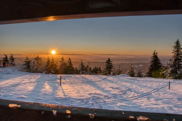 Increíble Hermosa puesta de sol amanecer sol sol en el soleado invierno bosque de coníferas nevadas . — Foto de Stock