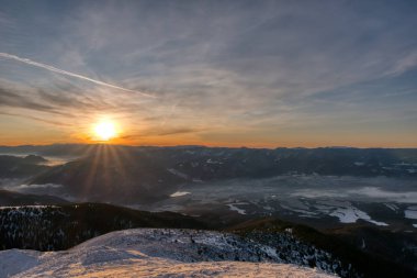 Harika bir kış sabahı manzarası. Dramatik bulutlu gökyüzü. Yaratıcı kolaj. Güzellik dünyası. Avrupa Slovakya