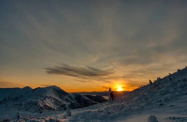 Nebelige Morgenlandschaft mit winterlichen Bergen. Unglaublicher Sonnenaufgang in Mala Fatra Slowakei — Stockfoto
