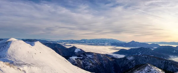 Όμορφο χειμερινό πανόραμα στα βουνά του χειμώνα. Τοπίο με έλατο στα βουνά, γαλάζιο ουρανό. Σλοβακία Mala Fatra — Φωτογραφία Αρχείου