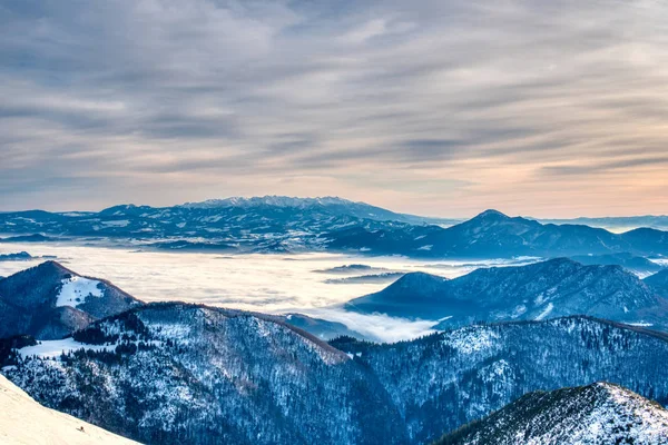 Zimní horská krajina za slunečného dne s mlhou v údolích. Národní park Malá Fatra na Slovensku, Evropa. — Stock fotografie