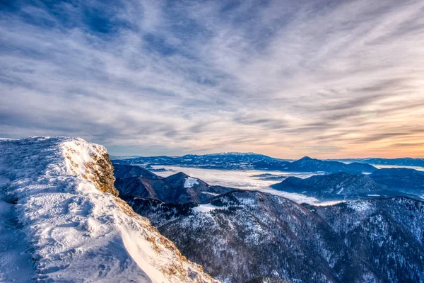 Paisaje montañoso invernal en un día soleado con niebla en los valles. El parque nacional Mala Fatra en Eslovaquia, Europa . — Foto de Stock