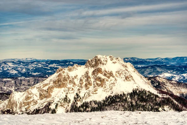 De Velky Rozsutec, beroemde slovak piek in de winter — Stockfoto