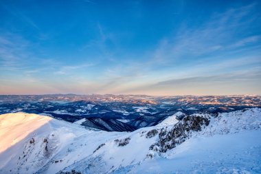 Soğuk bir kış sabahı Mala Fatra Slovakya yakınlarındaki dağda gün doğumu