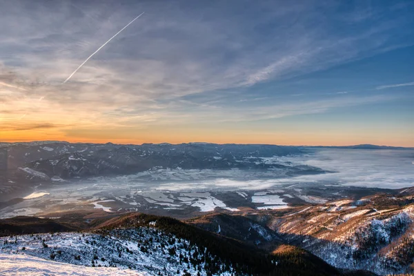 Winter inversie in bergen bij zonsopgang, Little Fatra, Slowakije — Stockfoto