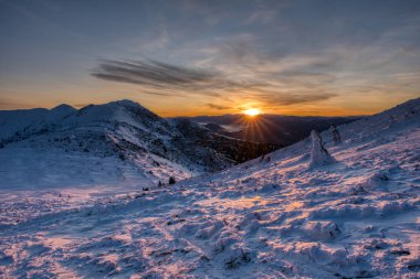 Kış dağlarında görkemli günbatımı manzarası, Slovakya mala fatra