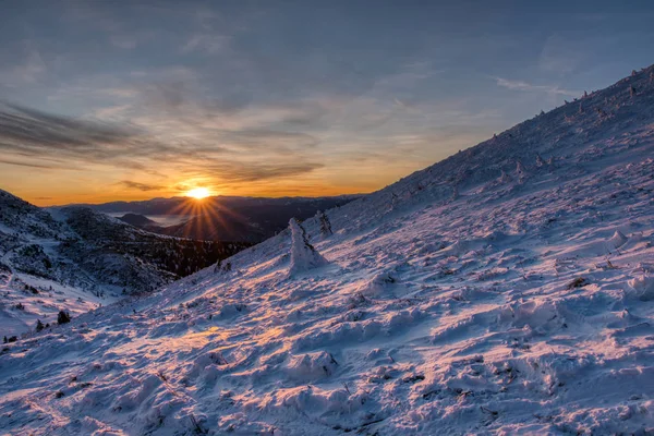 Majestuoso atardecer en el paisaje de las montañas de invierno, eslovaquia mala fatra — Foto de Stock