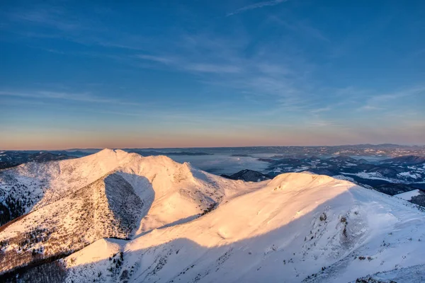 Vinter snö skog solnedgång landskap. Solnedgång vinter snö skog i julens underland scen. Vinter solnedgång snö skog panorama landskap — Stockfoto