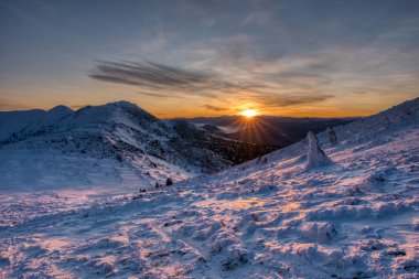 Kış dağlarında gün doğumu, Mala Fatra dağı, Slovakya Cumhuriyeti