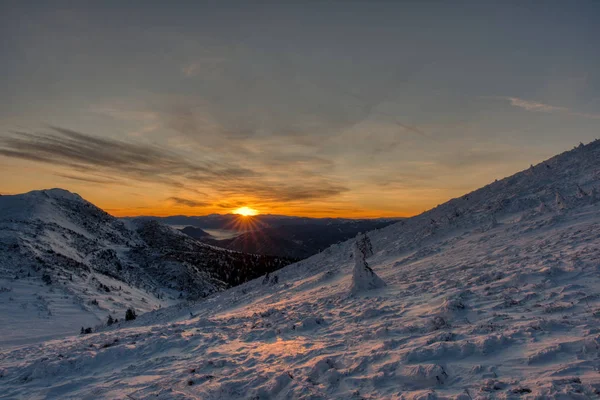 Atemberaubender Sonnenaufgang in Mala Fatra Mountiens, Slowakei, Europa — Stockfoto