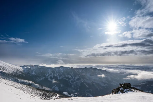 Schneebedeckte Berge Mit Wolken Und Sonne Mit Nebel Tal Slowakei — Stockfoto