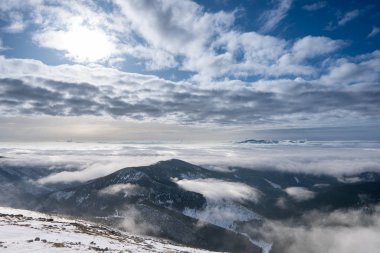 Kar, vadide bulutlar ve sisle kaplıydı. Low Tatras Dumbier, Slovakya