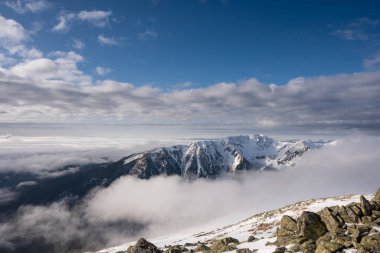 Kar, vadide bulutlar ve sisle kaplıydı. Low Tatras Dumbier, Slovakya