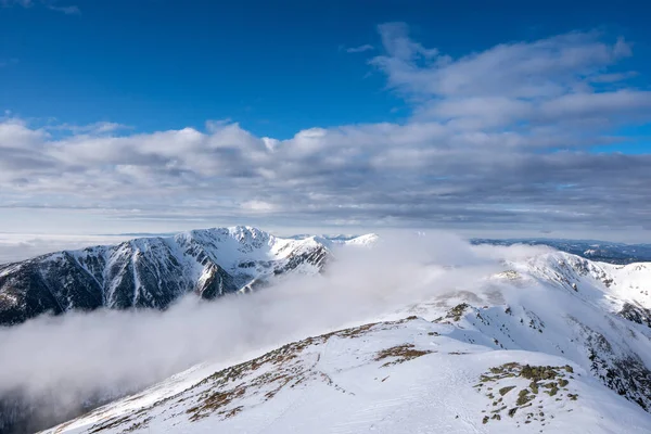 Kar, vadide bulutlar ve sisle kaplıydı. Low Tatras Dumbier, Slovakya