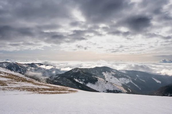 Montagne Innevate Con Nuvole Nebbia Nella Valle Basso Tatra Dumbier — Foto Stock