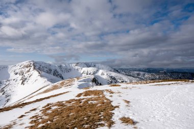Kar, vadide bulutlar ve sisle kaplıydı. Low Tatras Dumbier, Slovakya